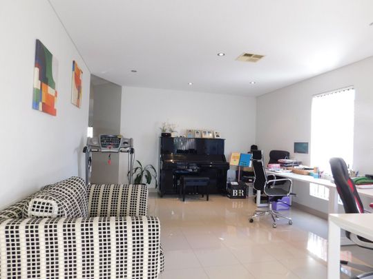 Bright Spacious Four (4) Bedrooms Duplex - Peakhurst - Photo 1