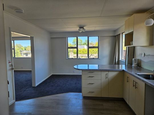 Warm, modern & spacious – your new Lansdowne home - Photo 1