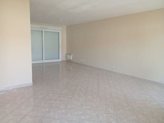 Location Maison 4 pièces 102m² MONTMIRAIL 51210 - Photo 1