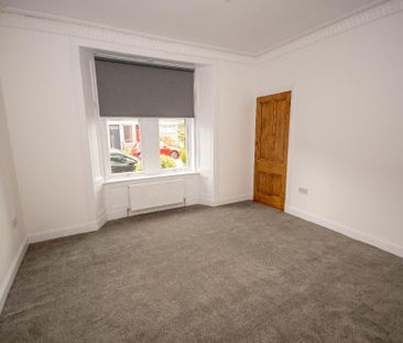 3 bedroom flat to rent - Photo 2