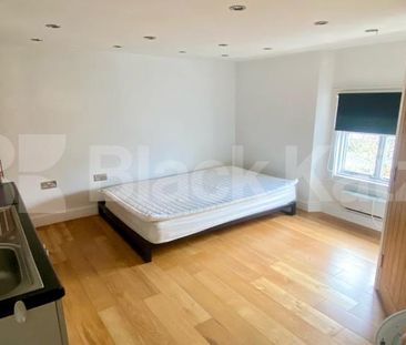 Small but perfectly formed, self contained top floor studio - Photo 6