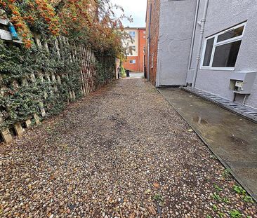 4 bedroom end of terrace house to rent - Photo 3