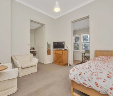 Ground floor dog friendly studio apartment with a view over Blackwa... - Photo 5