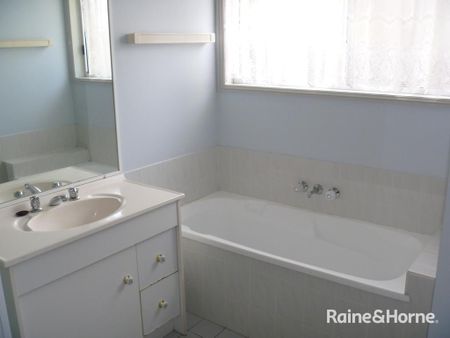 Low Maintenance and Easy Walk to Public Transport - Photo 5