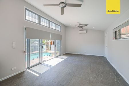 Grand Family Home recently renovated 5-bed, 4-bath, 2-kit, house 200 metres from John Paul College at Daisy Hill. - Photo 2