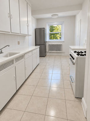 5010 Macdonald - Spacious 4.5 Bedroom Apartment for Rent - Photo 1
