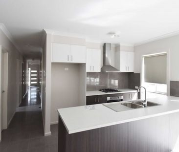 16 Monash Place, Canadian - Photo 1