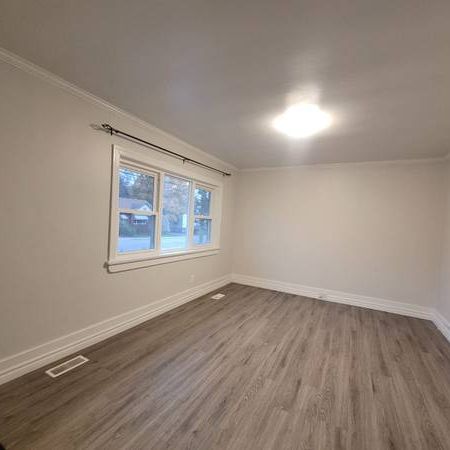 Bright & spacious 2 bedroom apartment in detached house- Barrie - Photo 3