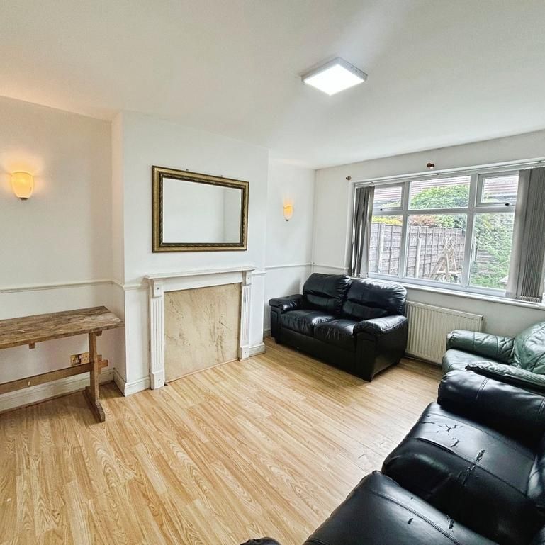 4 bedroom semi-detached house to rent - Photo 1