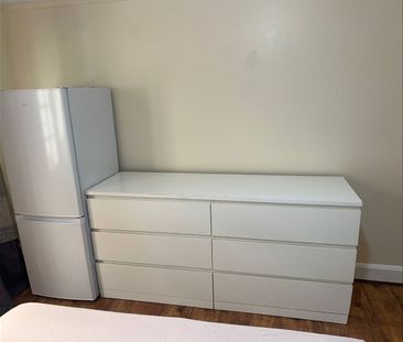 Room in a Shared Flat, Crest Road, NW2 - Photo 4