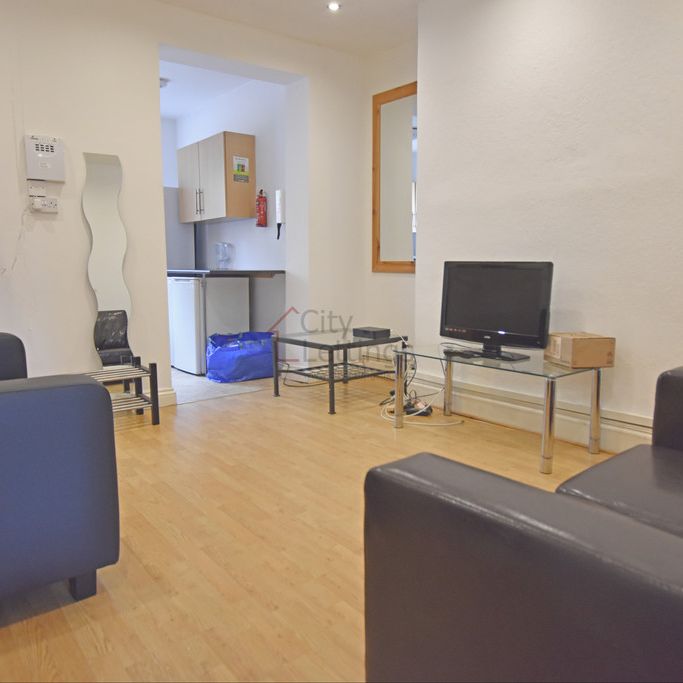 4 Bedroom Mid Terraced House - Photo 1