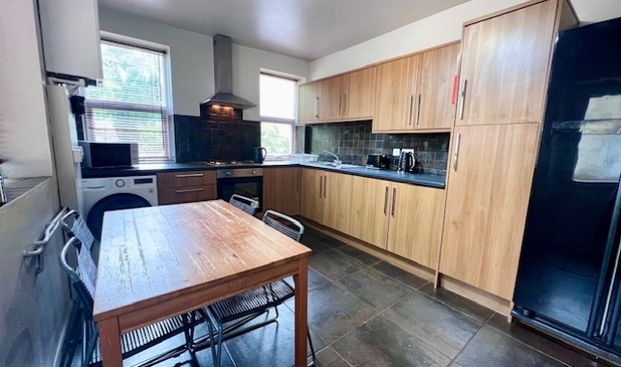 Spacious 6 bedroom House with 2 bathrooms - Photo 1