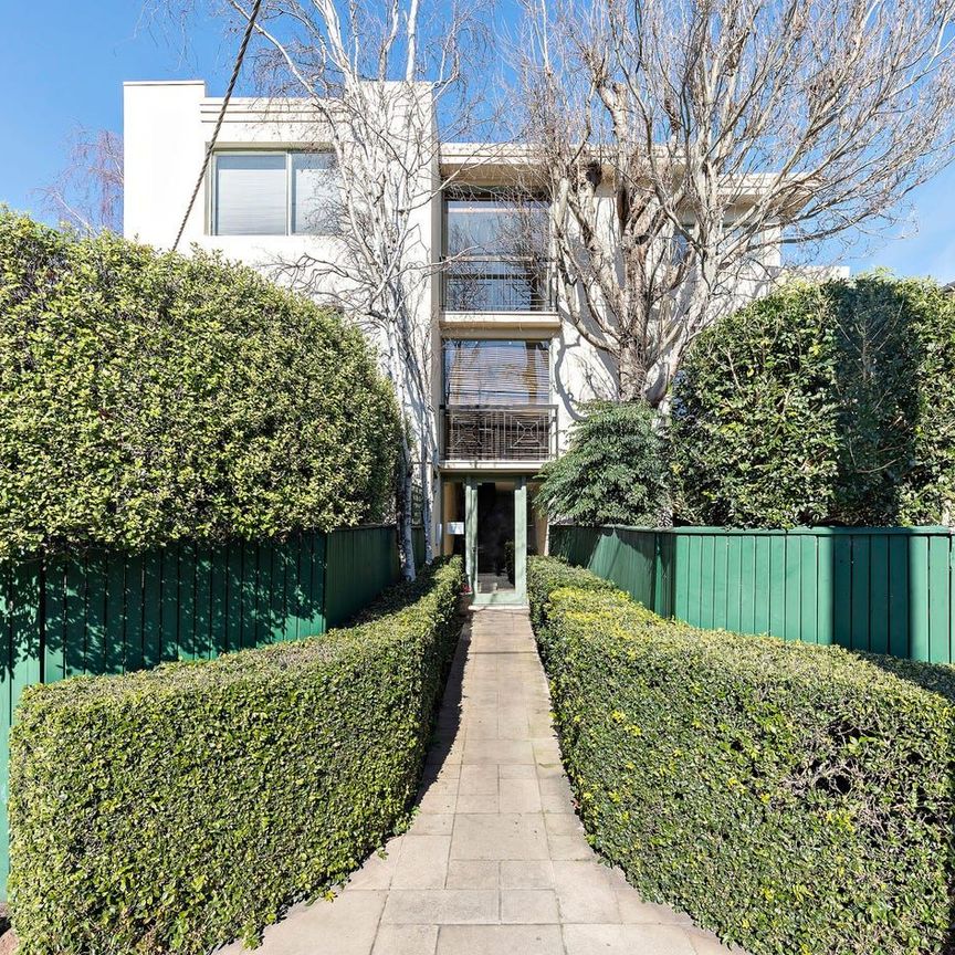 Studio Living in the Heart of St Kilda - Photo 1