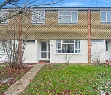 A three bedroom mid-terrace house with a private garden and a garag... - Photo 4