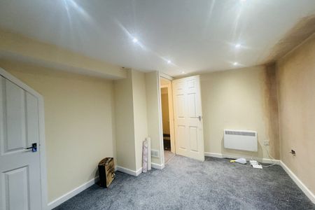 High Street - Photo 2