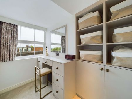 Beautifully presented four bedroom townhouse in prime Wimbledon location. - Photo 4