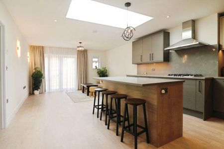 4 bedroom semi-detached house to rent - Photo 4
