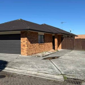 Sun filled 3 Bedroom Home. Freshly Renovated & Ready to Move In - Photo 2