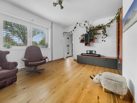 A good size four bedroom house, located within the sought area of Trumpington. Offering spacious living accommodation and large enclosed garden, this property makes an ideal family home. The property is within walking distance of local amenities, including local shop, post office, barbers, florist, dry cleaners and more. It also offers great access to the city centre, M11, Addenbrookes Hospital and park and ride - Photo 2