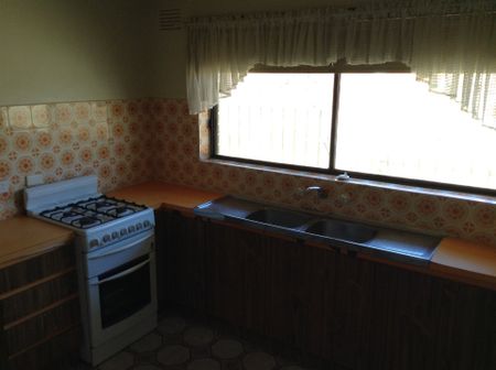 CENTRAL OAKLEIGH LIVING – LOW MAINTENANCE VILLA - Photo 2