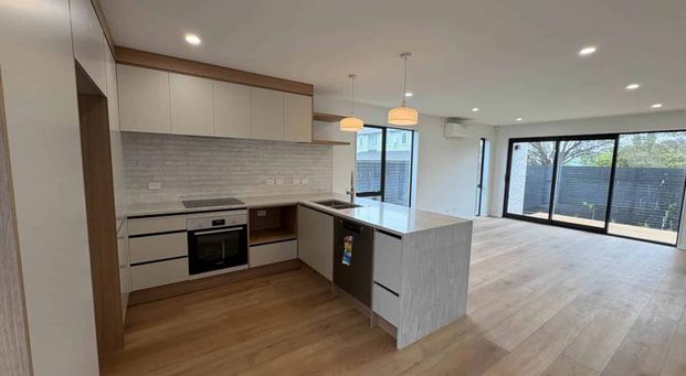 Brand New Modern Living: 3-Bed Townhouse in Pr... - Photo 1