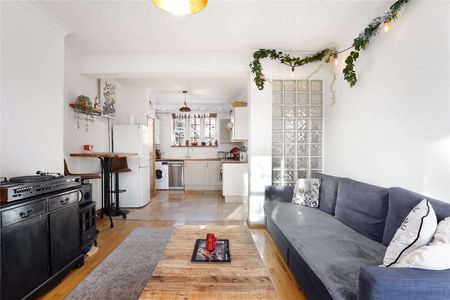 An immaculate three bedroom flat offering bright and airy living space ideally located close to transport links. - Photo 4