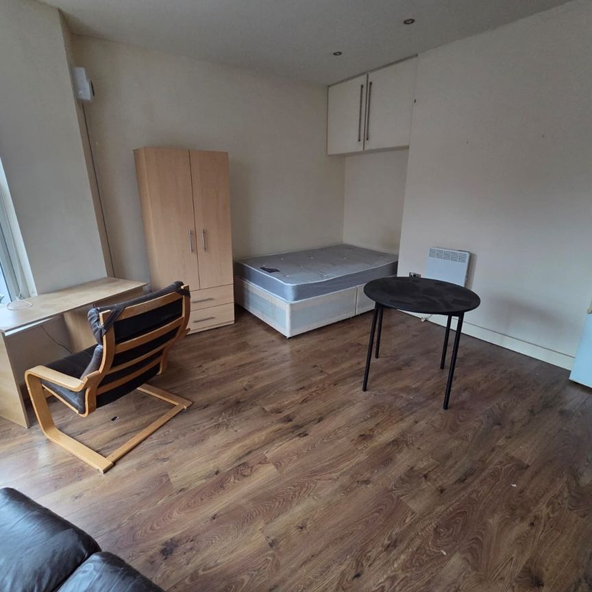 Bedsit, Norwood Terrace, LS6 - Photo 1