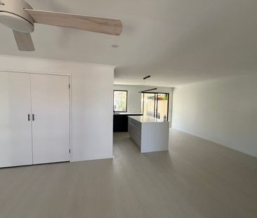 Designer Living in Prime Arundel – Just 1 km to GCUH - Photo 5