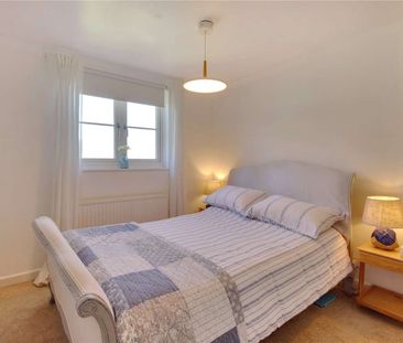 A charming four bedroom end-of-terrace cottage in the popular villa... - Photo 6
