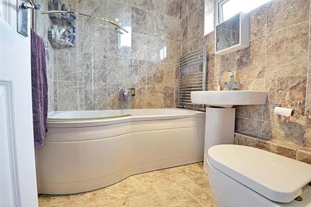 3 bedroom end of terrace house to rent - Photo 2