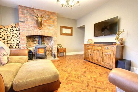 2 bedroom end of terrace house to rent - Photo 2