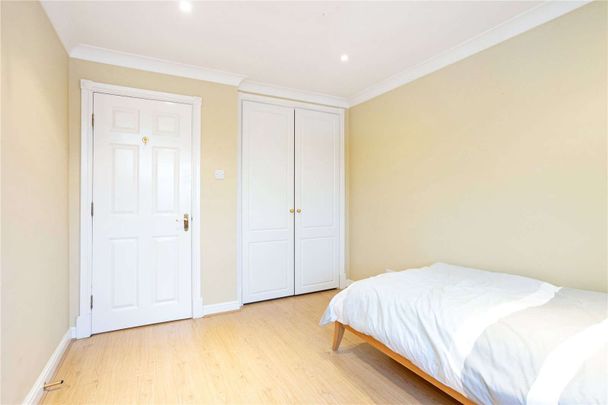 Bright, spacious, top floor apartment with allocated parking in the heart of Knutsford - Photo 1