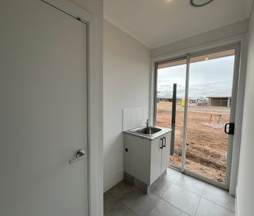 Stunning Brand New Family Home - Photo 1