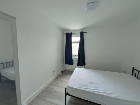 Room in a Shared House, London Road, SM6 - Photo 2