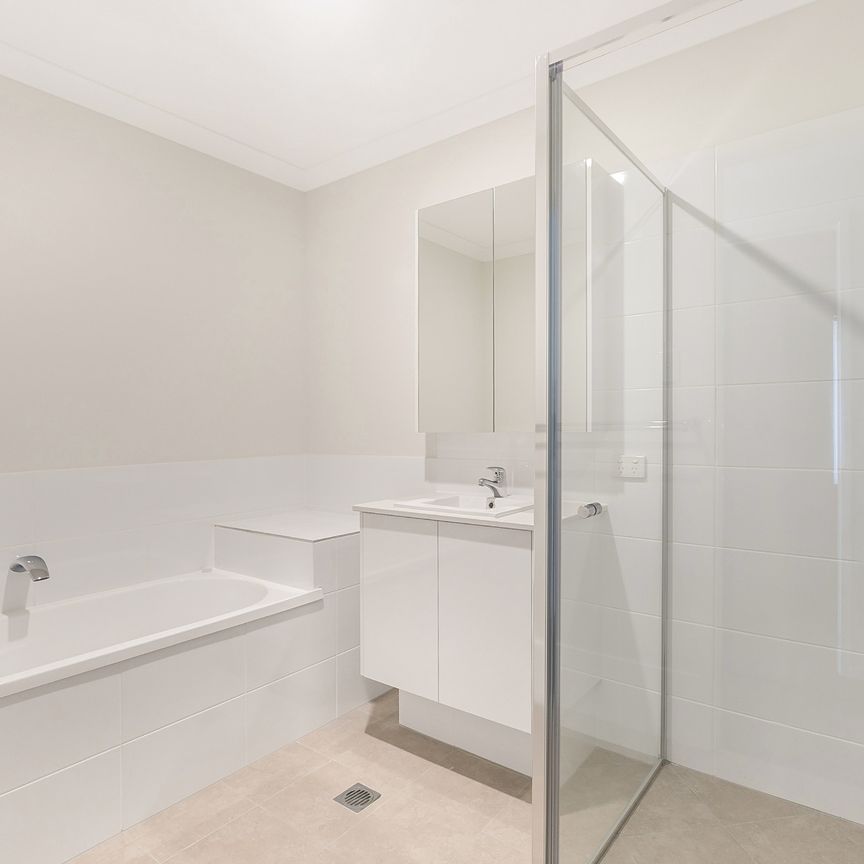 4 BEDROOM TOWNHOUSES FOR RENT - Photo 1
