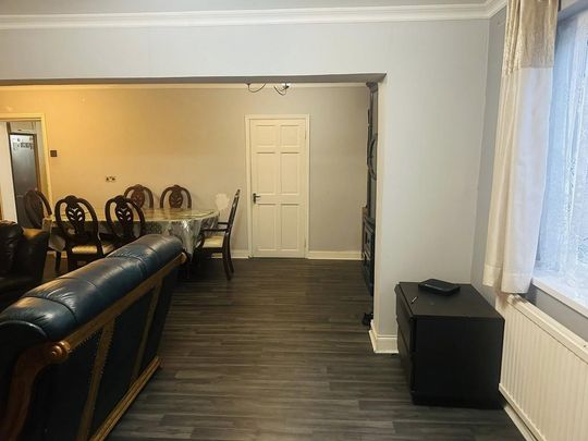 5 bedroom detached house to rent - Photo 1