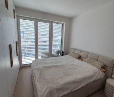 Pronájem moderního 2+kk s balkonem, terasou a parkovacím stáním – K... - Photo 5