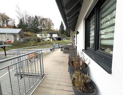 Moderne Erdgeschosswohnung mit großer Terrasse & Balkon – ruhige Lage in Morsbach - Foto 1