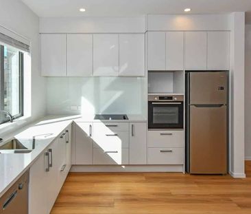 Modern 2 Level 3 Bedroom - Photo 4