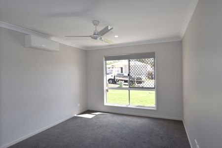 :: BRAND NEW, THREE BEDROOM BEAUTY IN HILLCLOSE! - Photo 3