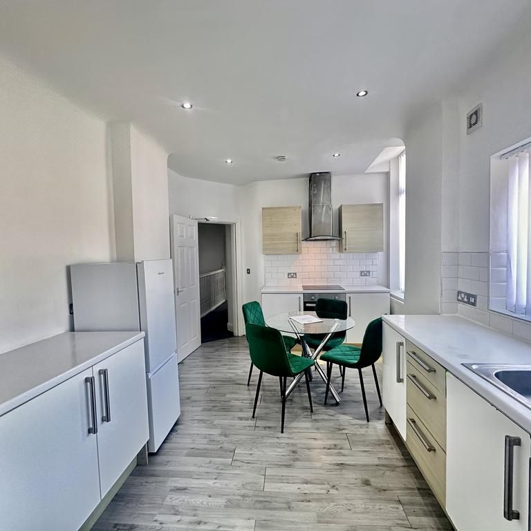 3 bedroom flat to rent - Photo 1