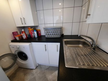 Quiet, modern and clean house share, close to town centre - Photo 4