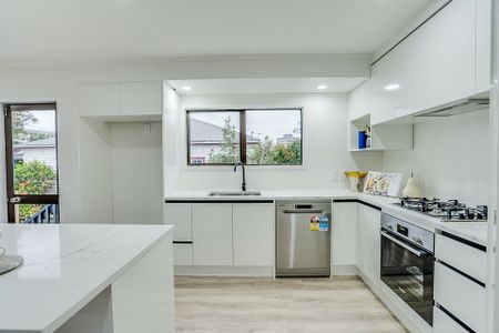 Beautiful 4 Bedroom with Garage and Storage Room - Photo 4
