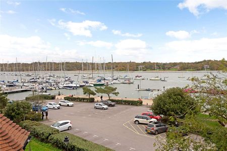 An opulent town house with stunning views of The River Hamble - Photo 3