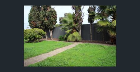 ONE BEDROOM END UNIT IN SMALL COMPLEX ! - Photo 2