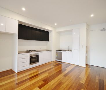 STUNNING AND SPACIOUS APARTMENT IN PERFECT LOCATION - Photo 1