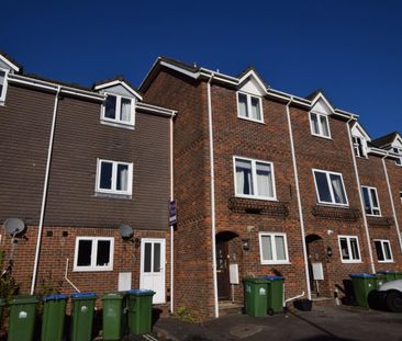 Berkeley Close, Southampton - Photo 2