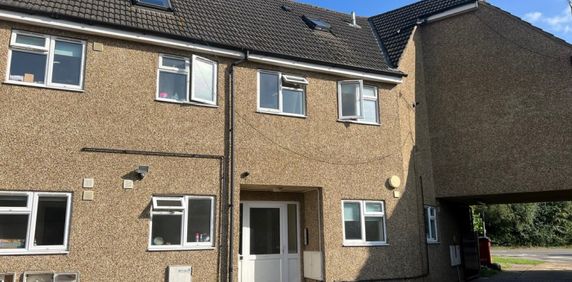 1 bedroom Flat - Manor Parade, Hatfield - Photo 2