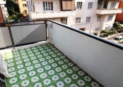 Aventino-S.Saba: Brand new 3 Bedroom, 3 bath, spacious triple living-dining room, modern kitchen, large balconies. Air conditioning, alarm, lots of natural light, located on quiet tree lined street walking distance to all services, metro, FAO. Ref 2057