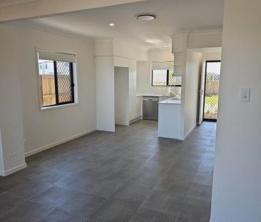 GREAT LOCATION-NEAR NEW FULLY DUCTED 3 BED 2 BATH TOWNHOUSE - Photo 1